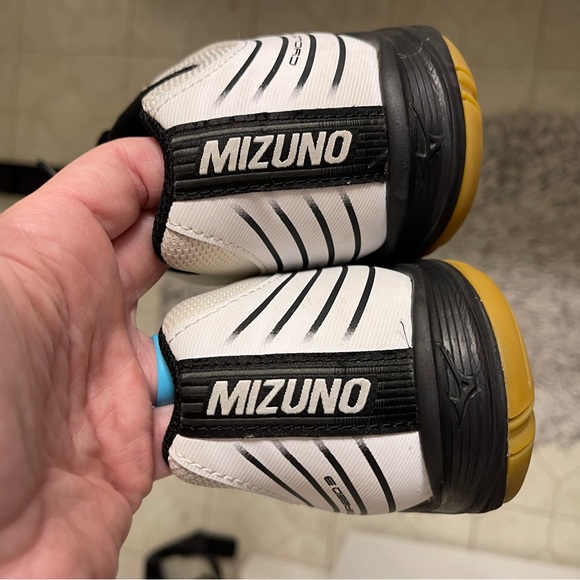 Mizuno Volleyball Shoes - Picture 4 of 5